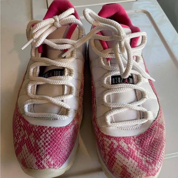 Hot pink Jordans - Picture 2 of 5